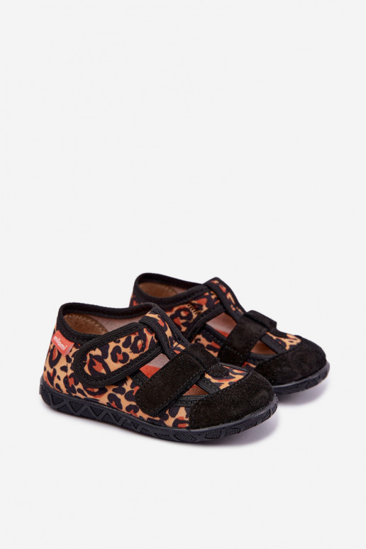 Zapatillas infantiles Milami con cierres adhesivos y patrones de leopardo en negro y amarillo Reathiana