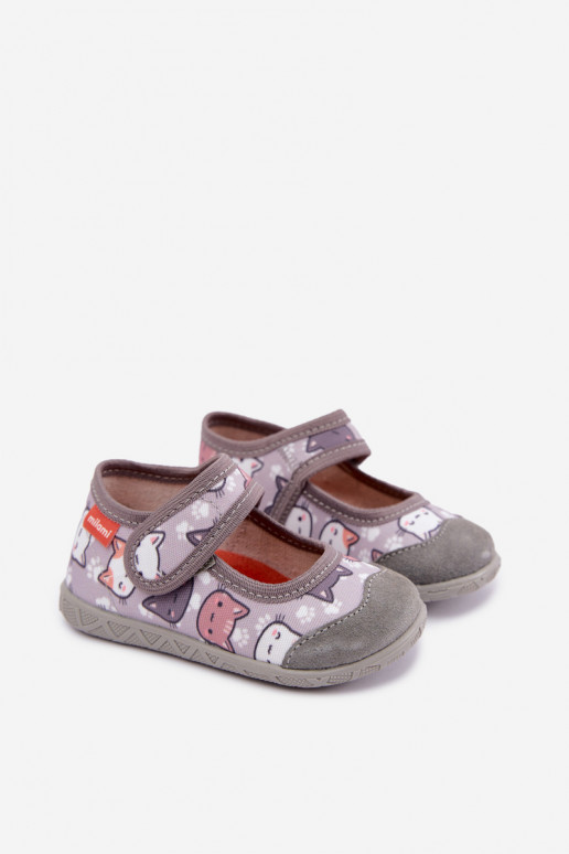 Zapatillas infantiles Milami con cierres adhesivos y gatos en gris Esnia