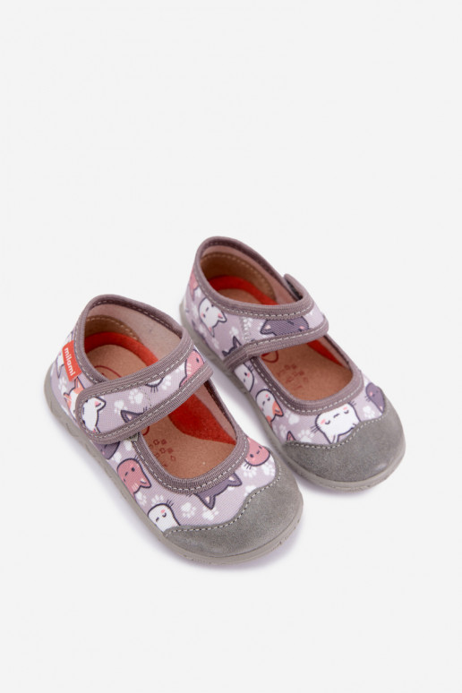 Zapatillas infantiles Milami con cierres adhesivos y gatos en gris Esnia