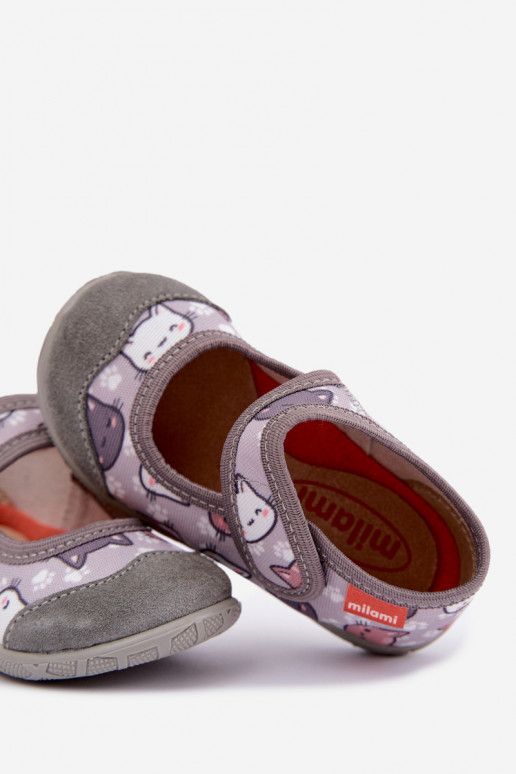 Zapatillas infantiles Milami con cierres adhesivos y gatos en gris Esnia