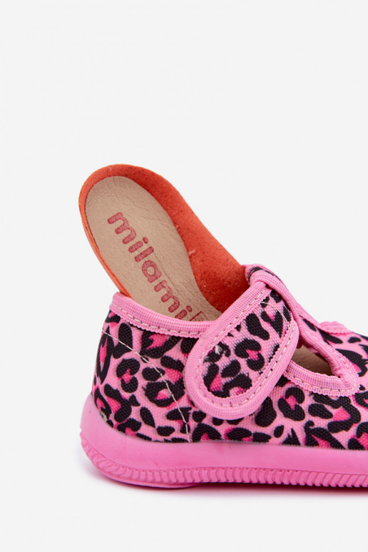 Zapatillas elásticas infantiles Milami con cierres adhesivos y patrones de leopardo en rosa Ambette