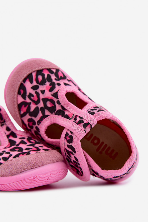 Zapatillas elásticas infantiles Milami con cierres adhesivos y patrones de leopardo en rosa Ambette