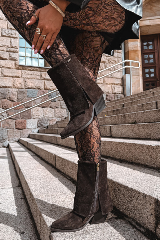 botines de estilo vaquero con tacones de ante natural con caña bordada Big Star UU274115 color chocolate