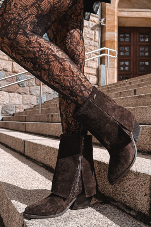 botines de estilo vaquero con tacones de ante natural con caña bordada Big Star UU274115 color chocolate