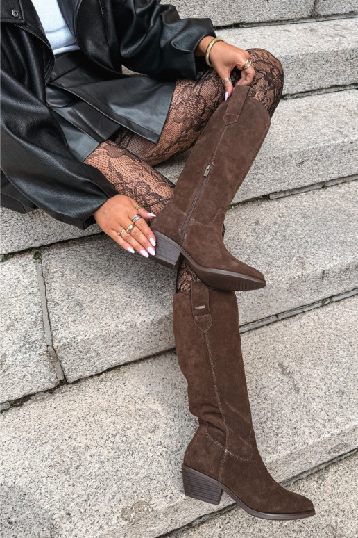 botas altas de ante sintético para mujeres con tacón bajo aisladas Big Star UU274519 color chocolate