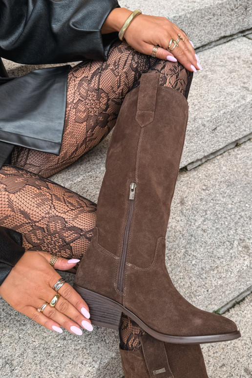 botas altas de ante sintético para mujeres con tacón bajo aisladas Big Star UU274519 color chocolate