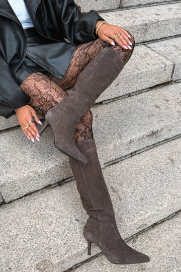 botas altas de ante sintético con tacones finos aisladas modelo de fácil colocación Big Star UU274495 color marrón oscuro