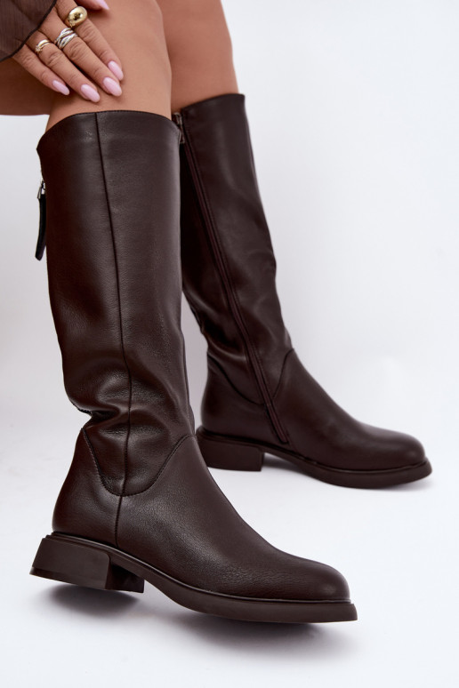 botas altas para mujeres con tacones anchos aisladas D&A JC62-1036 en color chocolate