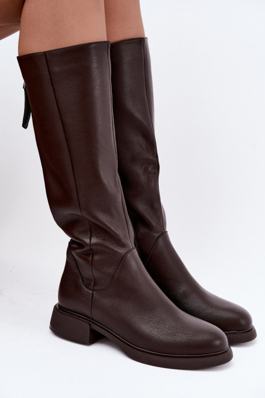 botas altas para mujeres con tacones anchos aisladas D&A JC62-1036 en color chocolate