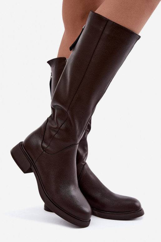 botas altas para mujeres con tacones anchos aisladas D&A JC62-1036 en color chocolate