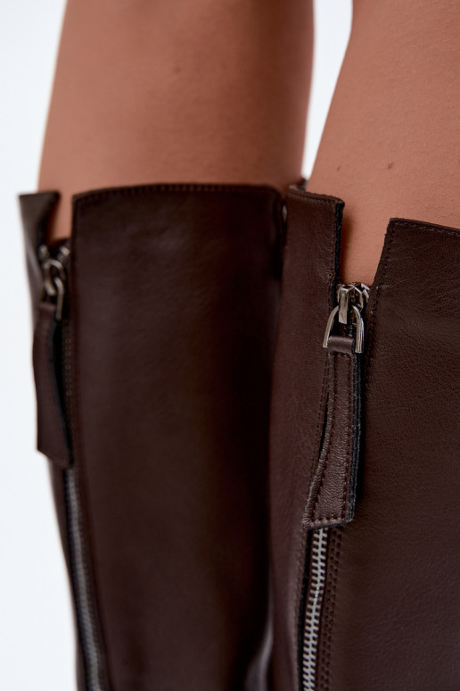 botas altas para mujeres con tacones anchos aisladas D&A JC62-1036 en color chocolate