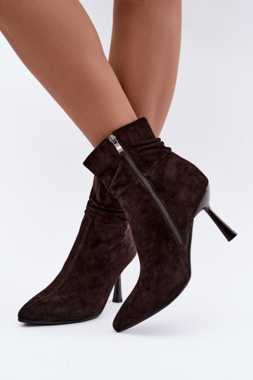 zapatos de ante con tacones finos aislados con volantes D&A JC62-1049 en color chocolate 2