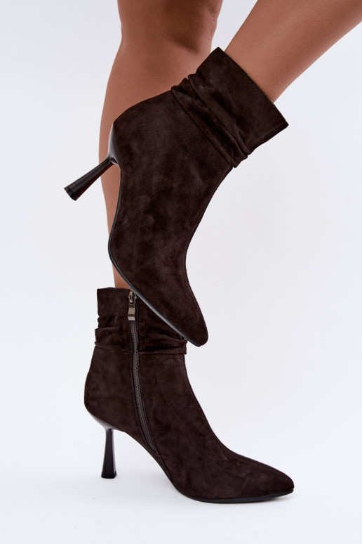 zapatos de ante con tacones finos aislados con volantes D&A JC62-1049 en color chocolate
