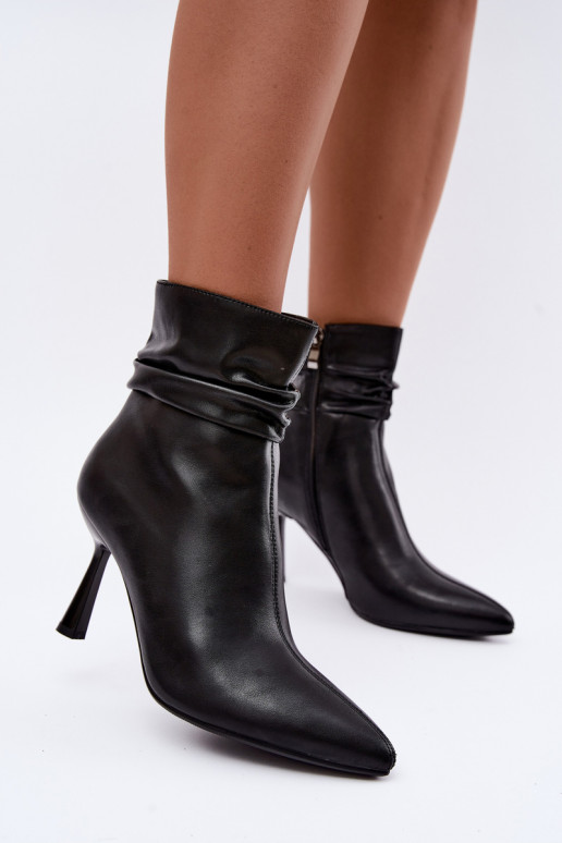 botines con tacones finos aislados con volantes D&A JC62-1070 en negro