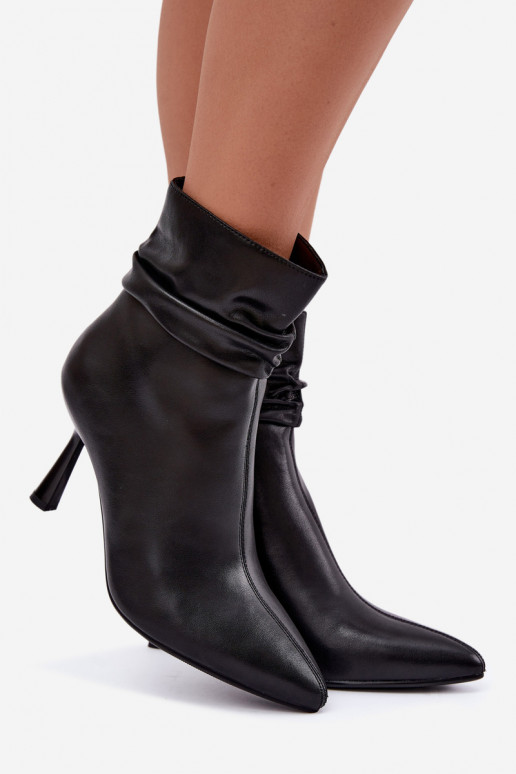 botines con tacones finos aislados con volantes D&A JC62-1070 en negro