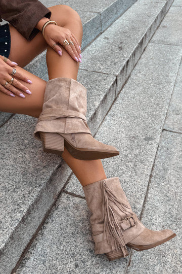 Botines de estilo cowboy con flecos, cintas y hebillas arena Corvella