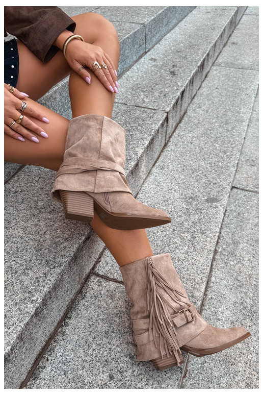 Botines de estilo cowboy con flecos, cintas y hebillas arena Corvella