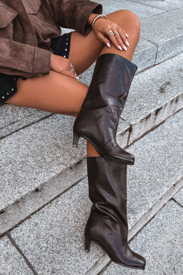 Botas largas sin cordones con tacones chocolate Caldira