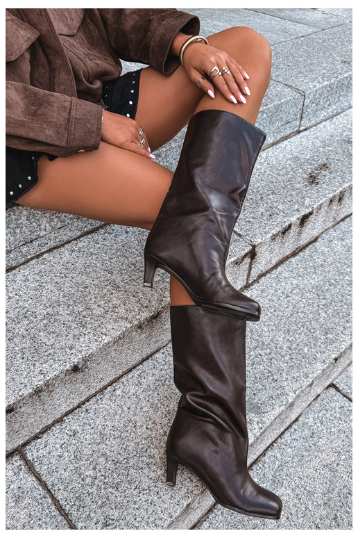 Botas largas sin cordones con tacones chocolate Caldira