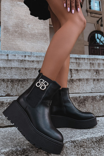 Botines cálidos y elegantes con plataforma y detalles decorativos en negro Solavie