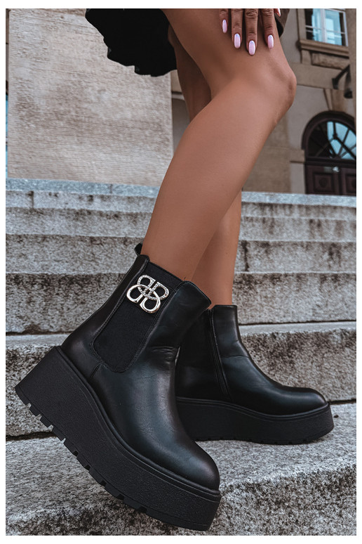 Botines cálidos y elegantes con plataforma y detalles decorativos en negro Solavie