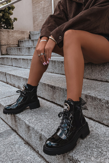 Botines cálidos con efecto charol y detalles dorados en negro Kavirae