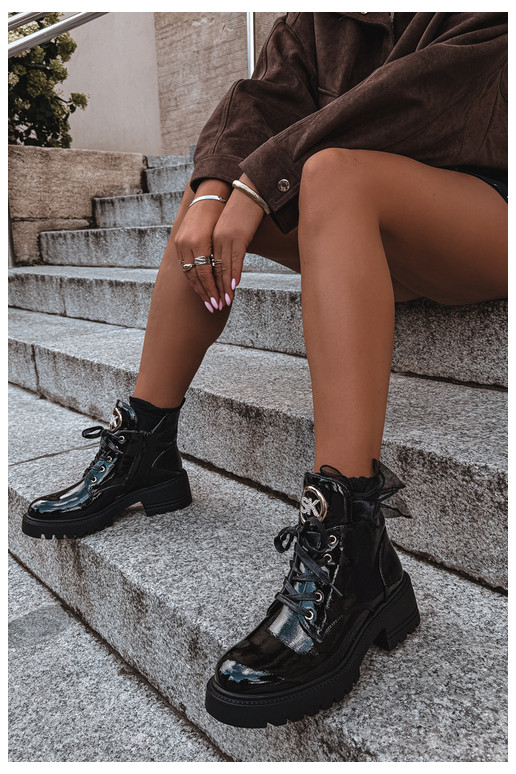 Botines cálidos con efecto charol y detalles dorados en negro Kavirae