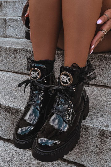 Botines cálidos con efecto charol y detalles dorados en negro Kavirae 2