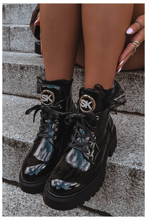 Botines cálidos con efecto charol y detalles dorados en negro Kavirae