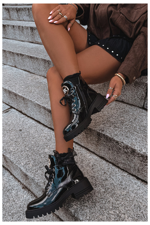 Botines cálidos con efecto charol y detalles dorados en negro Kavirae