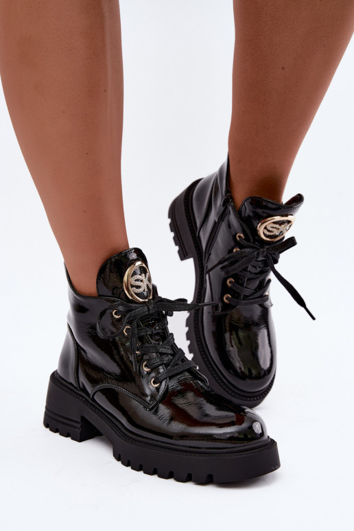 Botines cálidos con efecto charol y detalles dorados en negro Kavirae