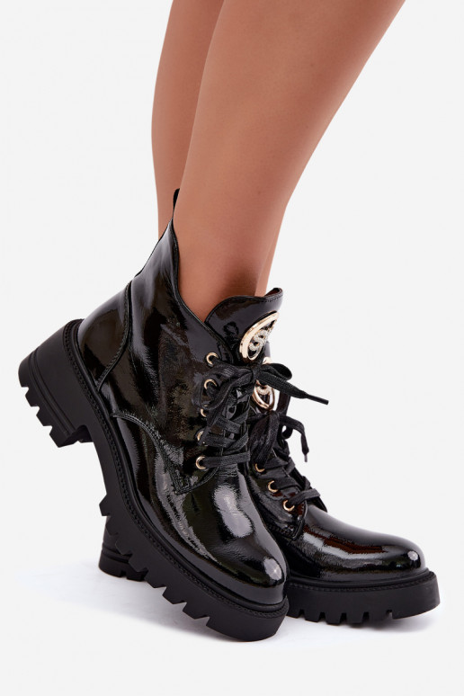 Botines cálidos con efecto charol y detalles dorados en negro Kavirae