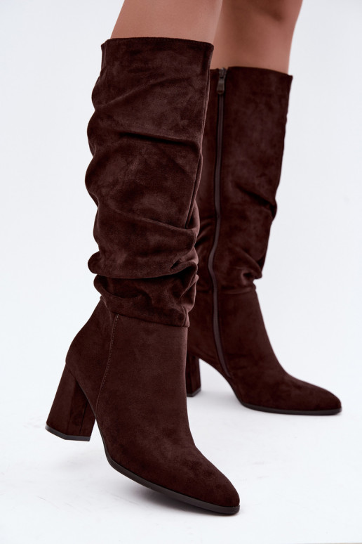 Botas altas con tacón y volantes aisladas en chocolate Haliah