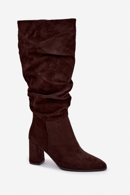 Botas altas con tacón y volantes aisladas en chocolate Haliah