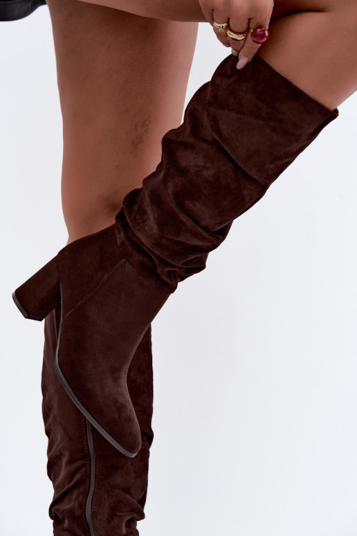 Botas altas con tacón y volantes aisladas en chocolate Haliah