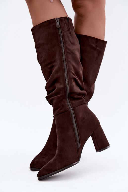 Botas altas con tacón y volantes aisladas en chocolate Haliah