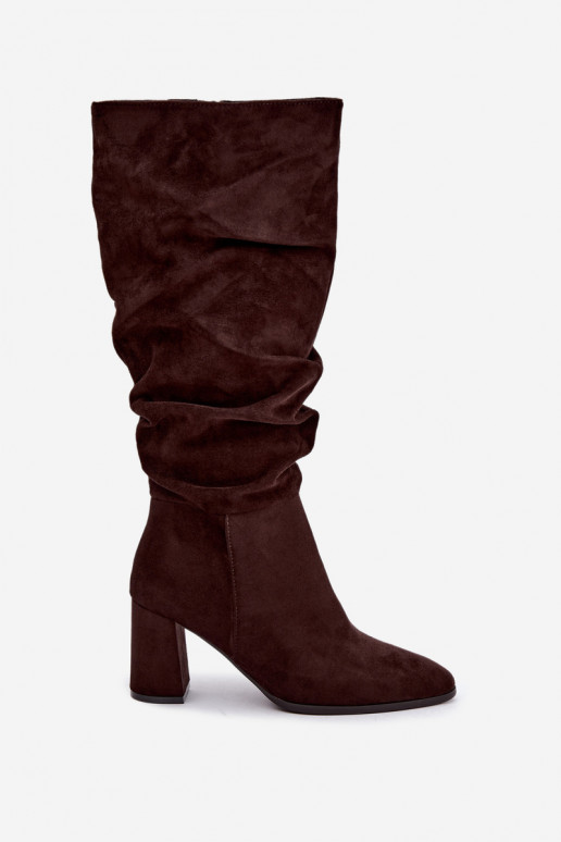 Botas altas con tacón y volantes aisladas en chocolate Haliah