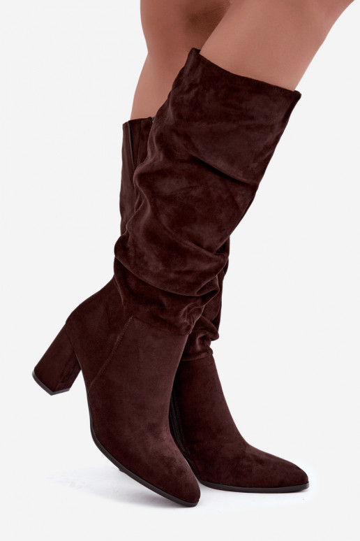 Botas altas con tacón y volantes aisladas en chocolate Haliah