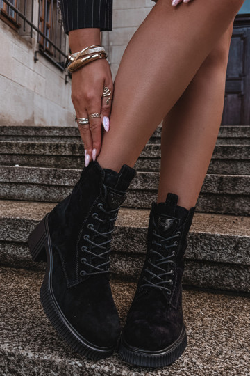 Botines de ante aislados Klocke Tai turiciejka K7675-23 en negro