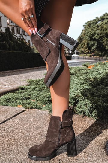 Botines de chocolate de ante sintético con tacones y hebillas Vinceza 91152 2