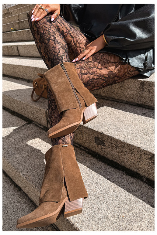 botines de estilo vaquero con tacones de ante natural con caña bordada Big Star UU274114 color marrón