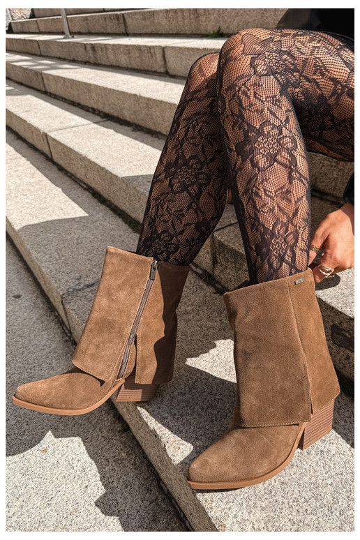 botines de estilo vaquero con tacones de ante natural con caña bordada Big Star UU274114 color marrón