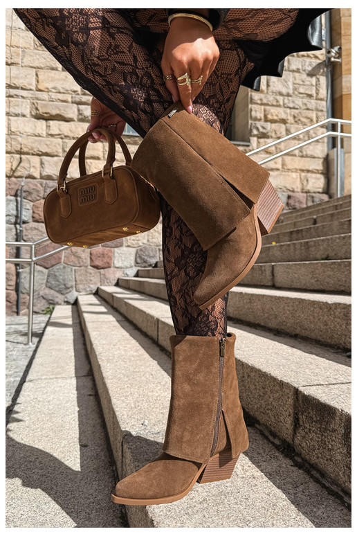botines de estilo vaquero con tacones de ante natural con caña bordada Big Star UU274114 color marrón