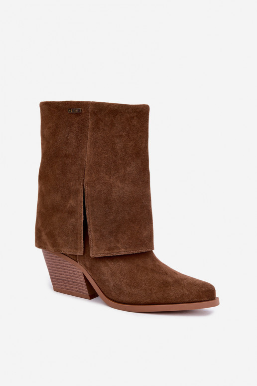 botines de estilo vaquero con tacones de ante natural con caña bordada Big Star UU274114 color marrón