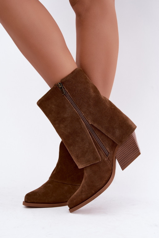botines de estilo vaquero con tacones de ante natural con caña bordada Big Star UU274114 color marrón