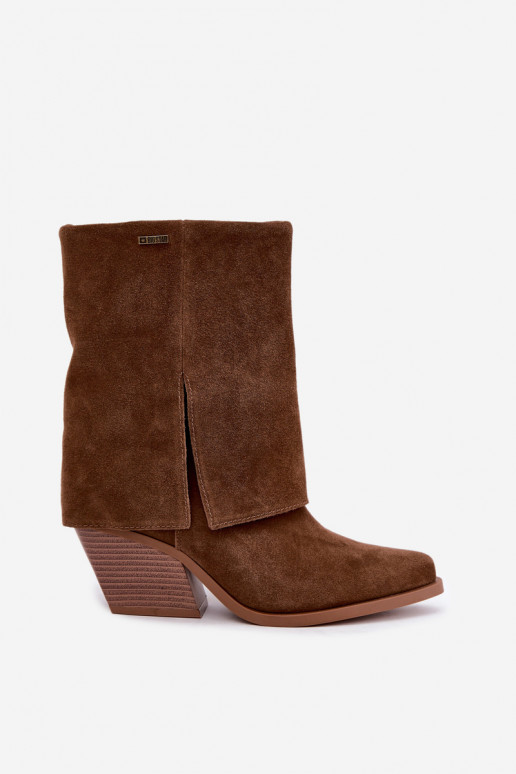 botines de estilo vaquero con tacones de ante natural con caña bordada Big Star UU274114 color marrón
