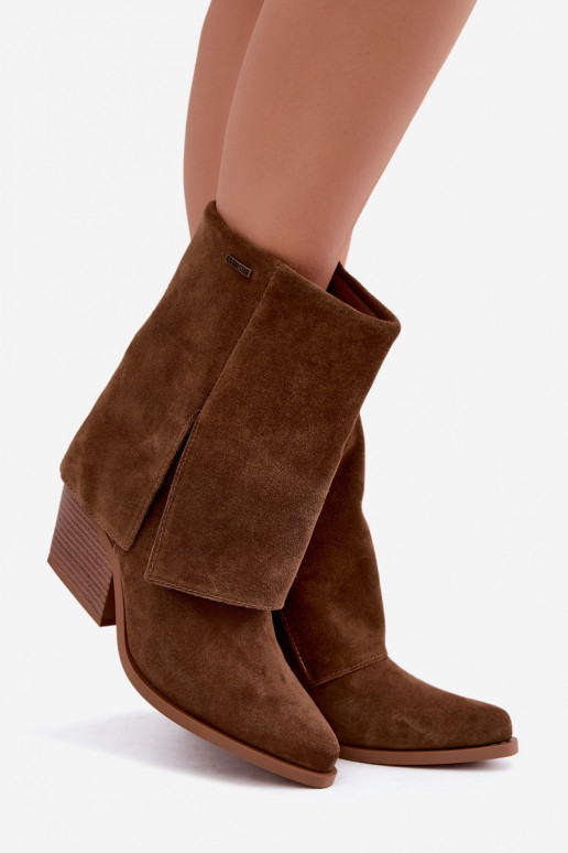 botines de estilo vaquero con tacones de ante natural con caña bordada Big Star UU274114 color marrón