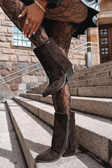 botines de estilo vaquero con tacones de ante natural con caña bordada Big Star UU274115 color chocolate