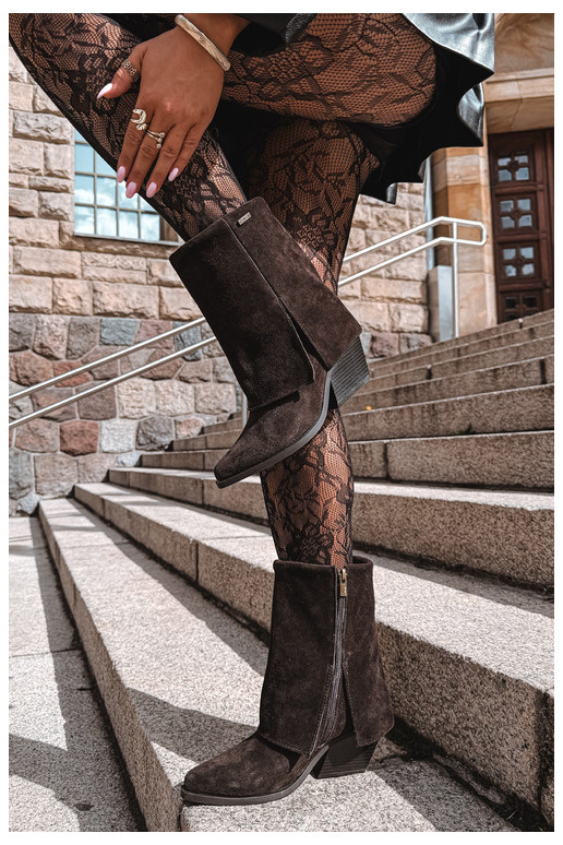 botines de estilo vaquero con tacones de ante natural con caña bordada Big Star UU274115 color chocolate
