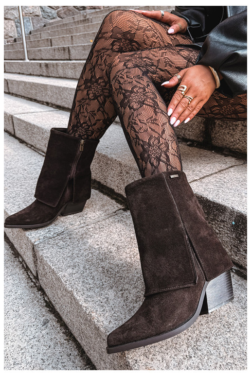botines de estilo vaquero con tacones de ante natural con caña bordada Big Star UU274115 color chocolate